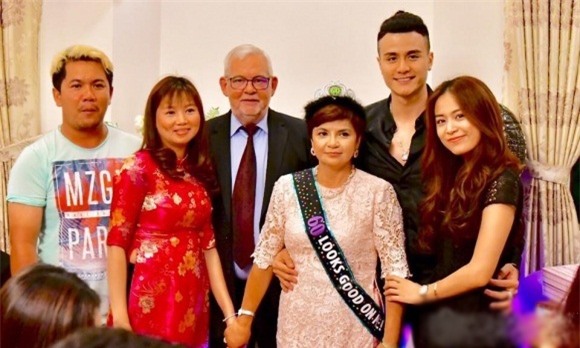 hoang-thuy-linh-than-thiet-du-tiec-voi-gia-dinh-vinh-thuy-blogtamsuvn0