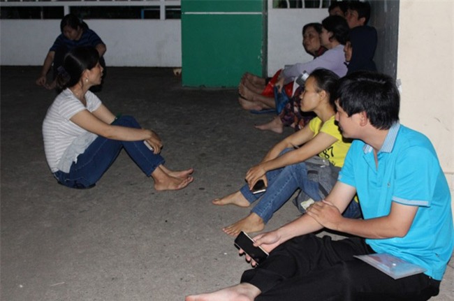 Người dân TP.HCM thức trắng đêm chờ nộp hồ sơ cho con - 1