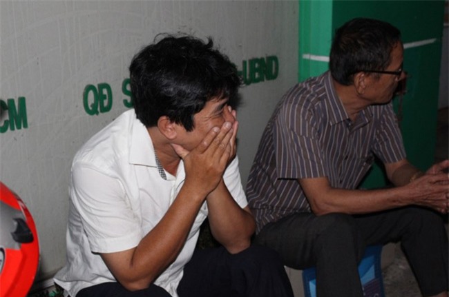 Người dân TP.HCM thức trắng đêm chờ nộp hồ sơ cho con - 2