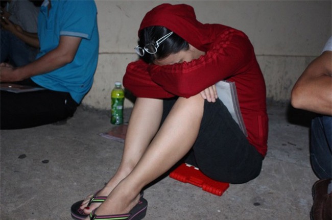 Người dân TP.HCM thức trắng đêm chờ nộp hồ sơ cho con - 3