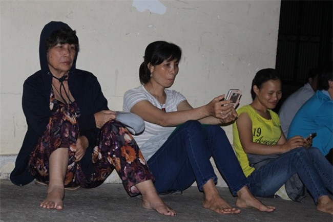 Người dân TP.HCM thức trắng đêm chờ nộp hồ sơ cho con - 4