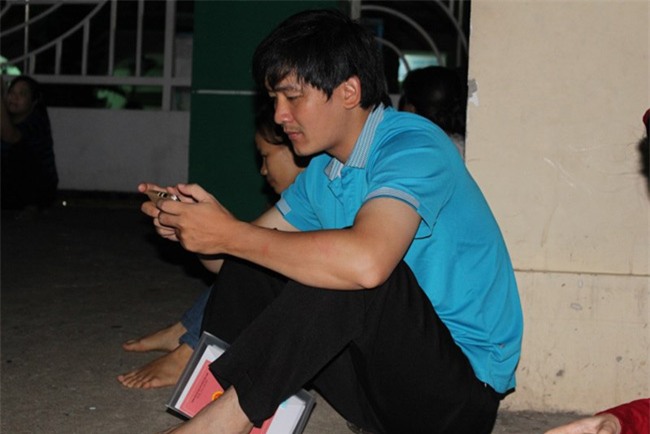 Người dân TP.HCM thức trắng đêm chờ nộp hồ sơ cho con - 5