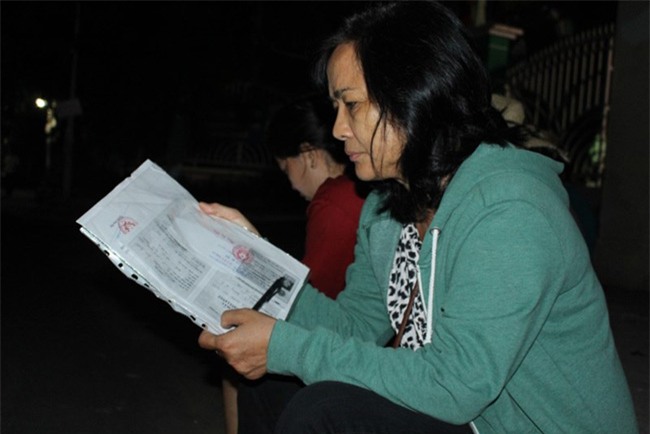 Người dân TP.HCM thức trắng đêm chờ nộp hồ sơ cho con - 7