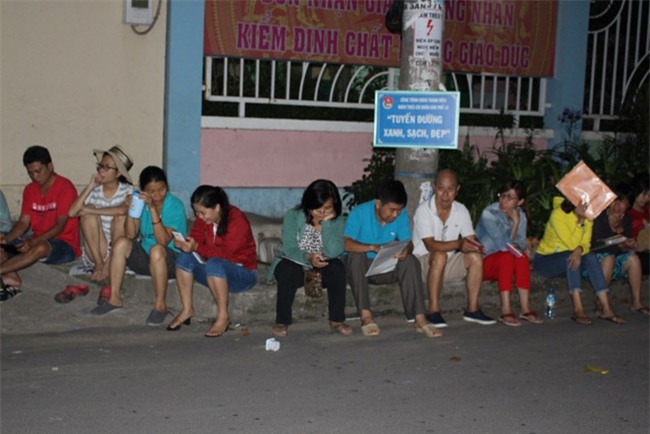 Người dân TP.HCM thức trắng đêm chờ nộp hồ sơ cho con - 8