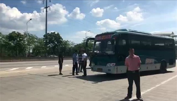 Trộm xe buýt, đứa trẻ 9 tuổi lái xe chạy loạn trên đường: Người chứng kiến rùng mình! - Ảnh 2.