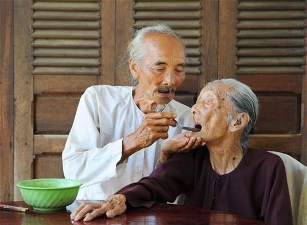 Bức ảnh người con trai cắt tóc cho mẹ già lay động trái tim cộng đồng mạng - Ảnh 3.