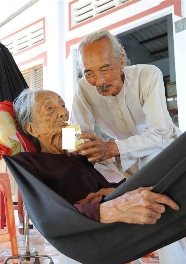 Bức ảnh người con trai cắt tóc cho mẹ già lay động trái tim cộng đồng mạng - Ảnh 4.