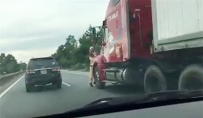 CSGT bam guong xe container la ‘phan xa tu nhien’ hinh anh 1