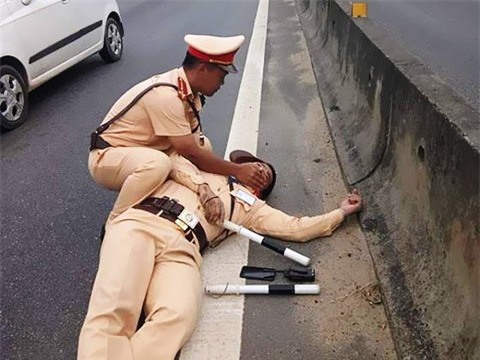 CSGT bam guong xe container la ‘phan xa tu nhien’ hinh anh 2
