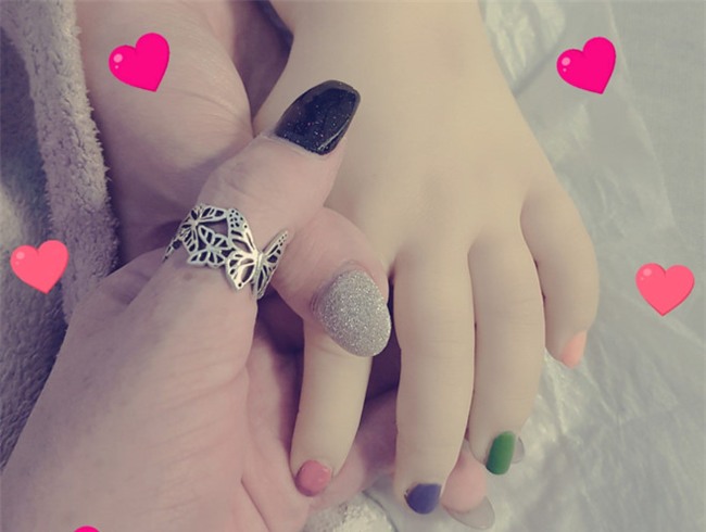 Be gai 5 tuoi lam dam cuoi voi ban than truoc khi qua doi hinh anh 10