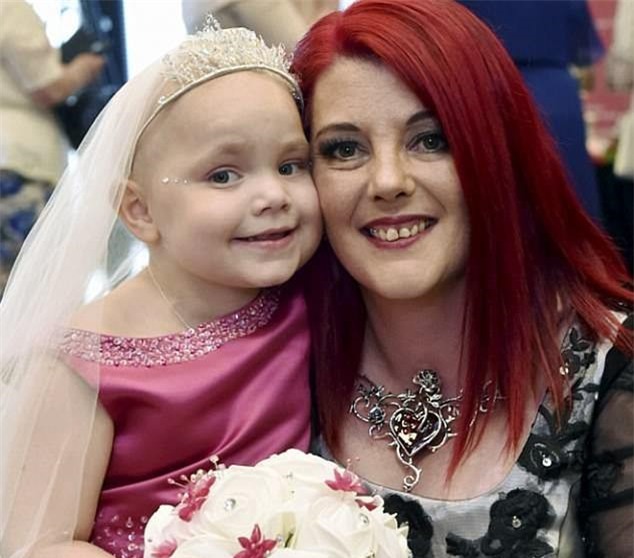 Be gai 5 tuoi lam dam cuoi voi ban than truoc khi qua doi hinh anh 4