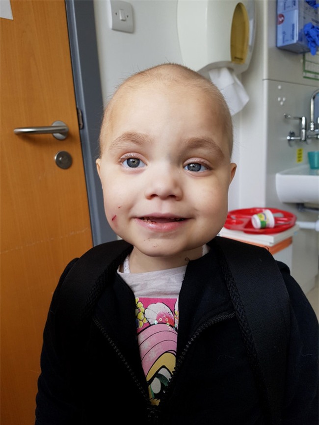 Be gai 5 tuoi lam dam cuoi voi ban than truoc khi qua doi hinh anh 6