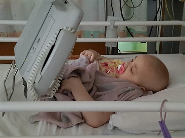 Be gai 5 tuoi lam dam cuoi voi ban than truoc khi qua doi hinh anh 8