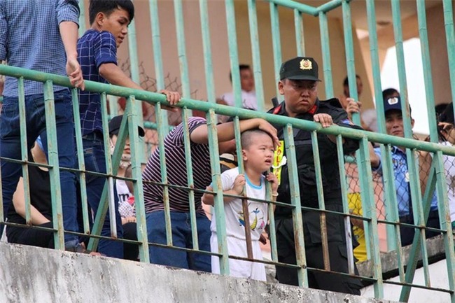 Bé trai khóc nức nở khi bị kẹt cổ giữa hai song sắt tại sân vận động - Ảnh 2.