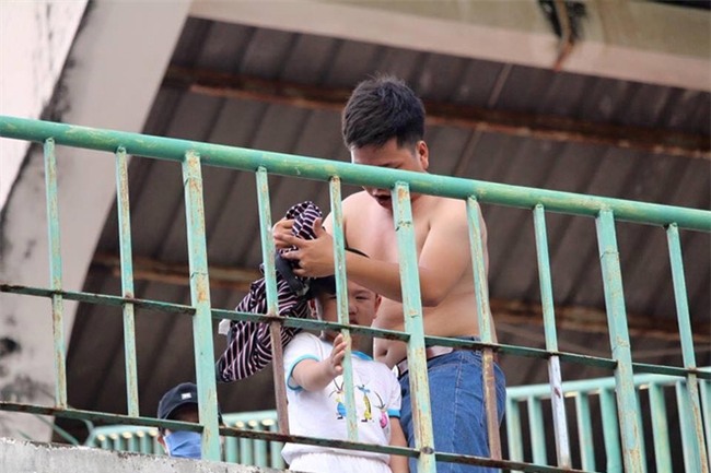 Bé trai khóc nức nở khi bị kẹt cổ giữa hai song sắt tại sân vận động - Ảnh 4.