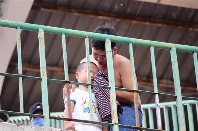 Bé trai khóc nức nở khi bị kẹt cổ giữa hai song sắt tại sân vận động - Ảnh 5.