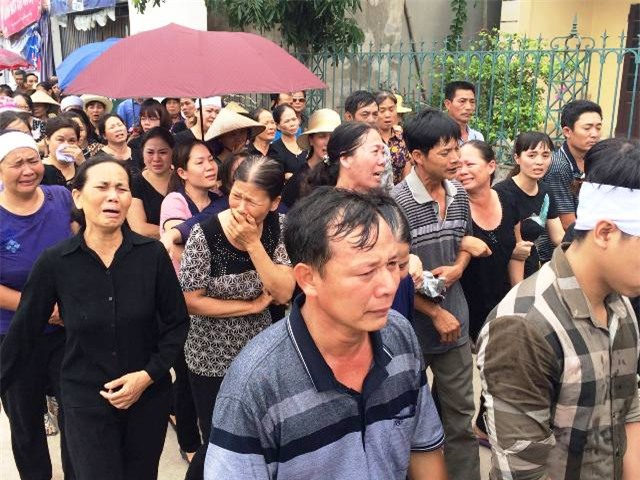 4 nguoi duoi nuoc tai ha noi: "tuong 2 anh theo xe dua cac chau di cap cuu, nao ngo ca 2 duoi nuoc duoi ao" - 10