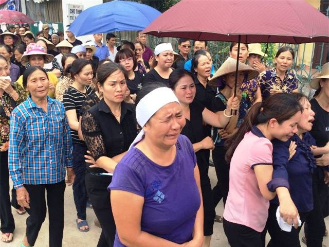 4 nguoi duoi nuoc tai ha noi: "tuong 2 anh theo xe dua cac chau di cap cuu, nao ngo ca 2 duoi nuoc duoi ao" - 12