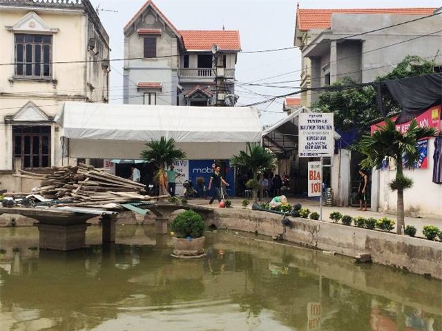 4 nguoi duoi nuoc tai ha noi: "tuong 2 anh theo xe dua cac chau di cap cuu, nao ngo ca 2 duoi nuoc duoi ao" - 4