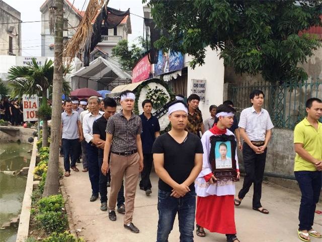 4 nguoi duoi nuoc tai ha noi: "tuong 2 anh theo xe dua cac chau di cap cuu, nao ngo ca 2 duoi nuoc duoi ao" - 8