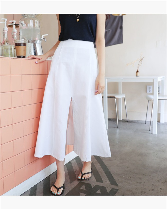 Hết xẻ ngang rồi lại xẻ dọc giờ chân váy phải xẻ đúng chính giữa mới là hợp mốt - Ảnh 2.