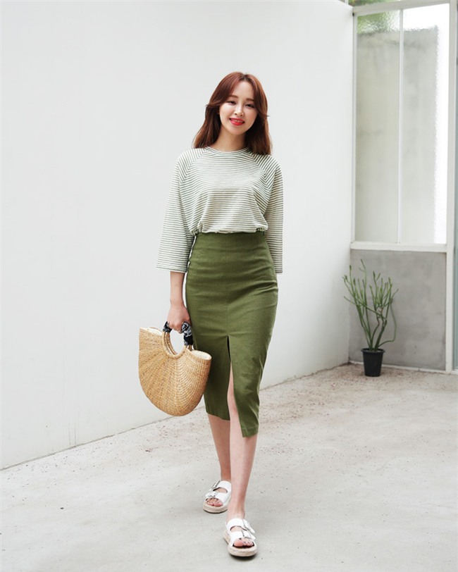 Hết xẻ ngang rồi lại xẻ dọc giờ chân váy phải xẻ đúng chính giữa mới là hợp mốt - Ảnh 5.