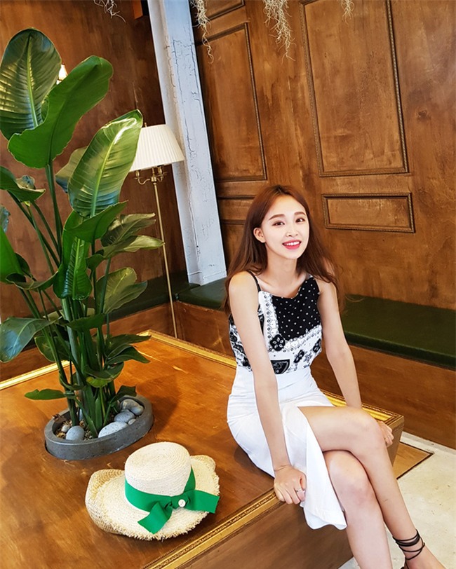 Hết xẻ ngang rồi lại xẻ dọc giờ chân váy phải xẻ đúng chính giữa mới là hợp mốt - Ảnh 9.