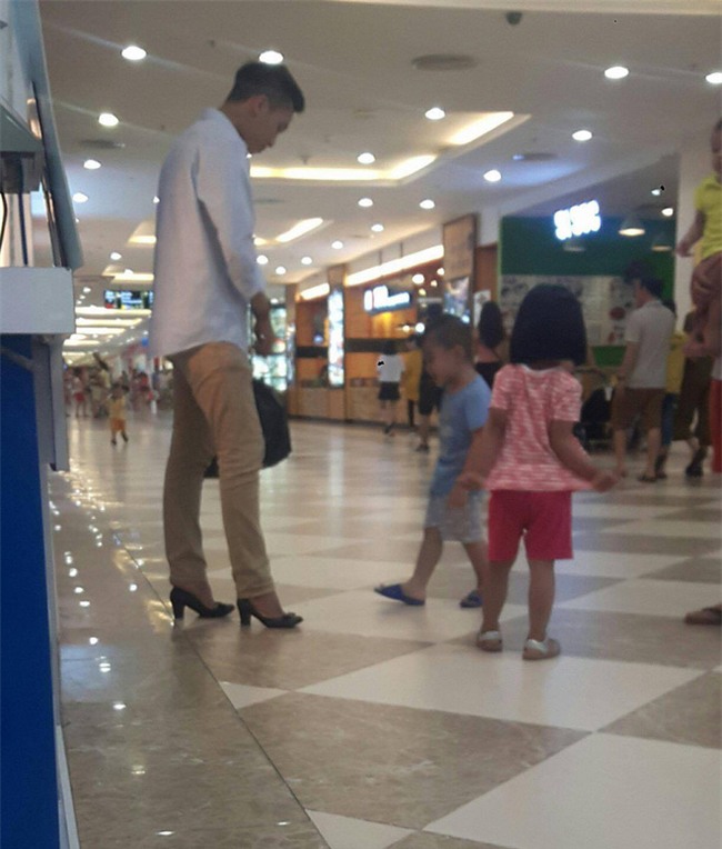 Chồng đi giày cao gót hộ vợ giữa trung tâm thương mại bởi lý do vô cùng dễ thương - Ảnh 1.