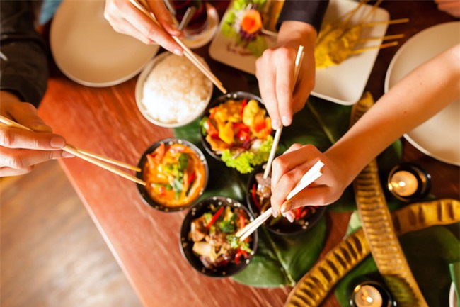 Dẫn bạn gái về nhà ăn cơm, bố chỉ nhìn qua hành động của cô gái rồi phán không thể là con dâu nhà này - Ảnh 1.