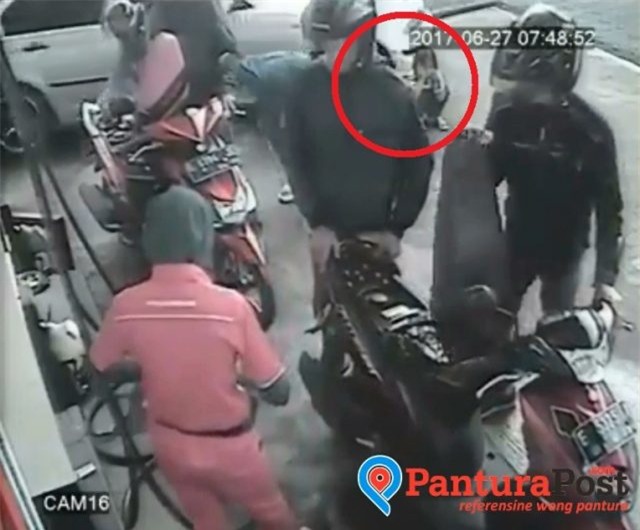 Bố mẹ mải đổ xăng, con ngồi chờ thì bất ngờ bị ô tô đi sau chèn qua người - Ảnh 2.