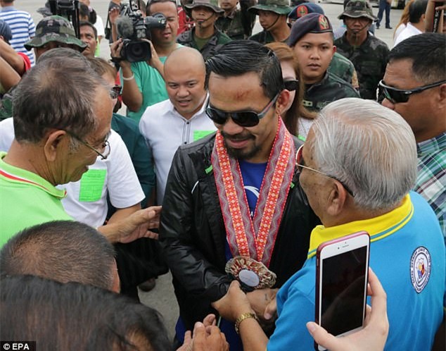 Pacquiao duoc quan doi chao don nhu nguoi hung du mat dai WBO hinh anh 3