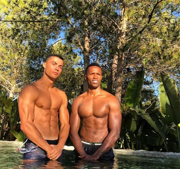 Khoe ảnh xứng đôi với trai lạ 6 múi, Ronaldo lại bị nghi ngờ đồng tính - Ảnh 1.