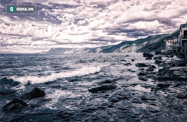 Đổi đời sau khi nhặt được vàng trong chiếc thuyền cũ, chàng trai trẻ phải trả giá đắt! - Ảnh 1.