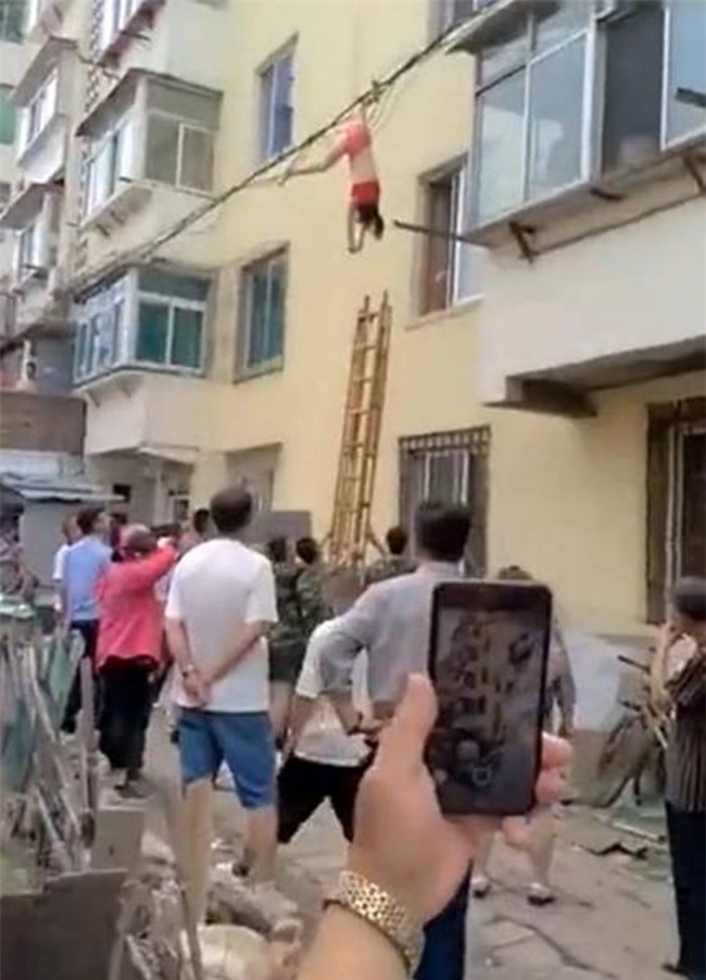 Mặc nội y lau cửa sổ, thế nào lại bị rơi xuống rồi mắc chân vào dây điện, người phụ nữ ngất giữa không trung - Ảnh 3.