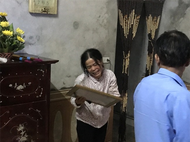 Mẹ già ôm di ảnh con trai bị chém rời thi thể gào khóc trong đám tang - Ảnh 4.