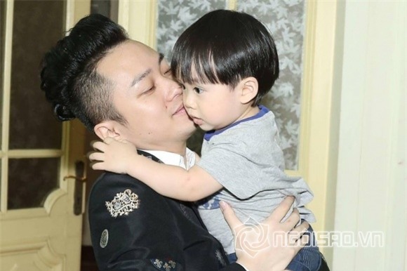 sao Việt, hôn môi con, MC Phan Anh, Tùng Dương, Mỹ Dung