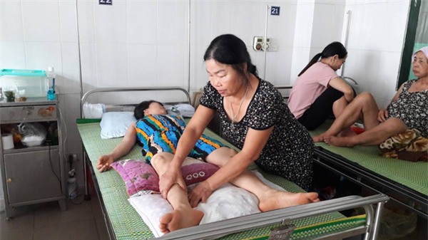 co giao tre bi liet nua nguoi sau mot mui tiem vao mong, chua tim ra nguyen nhan - 1