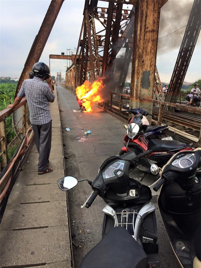 Người phụ nữ hoảng loạn nhảy khỏi xe máy đang bốc cháy trên cầu Long Biên - Ảnh 3.