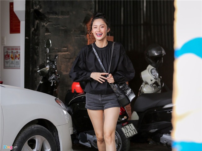 Ha Vi vui ve di hen ho sau khi cong khai chia tay Cuong Do La hinh anh 9