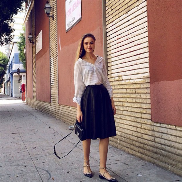 Đâu là chiếc áo diện cùng chân váy midi có thể nịnh dáng nhất - Ảnh 1.