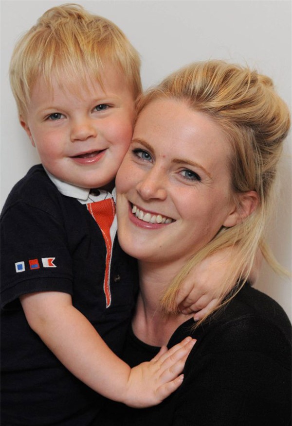 me vua nhuom toc, con trai 2 tuoi bi mu mat tam thoi sau 20 phut om me ngu - 3