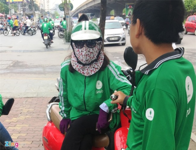 GrabBike: Nguoi ngay dem cay cuoc, ke ban ao 'xin hang' hinh anh 3
