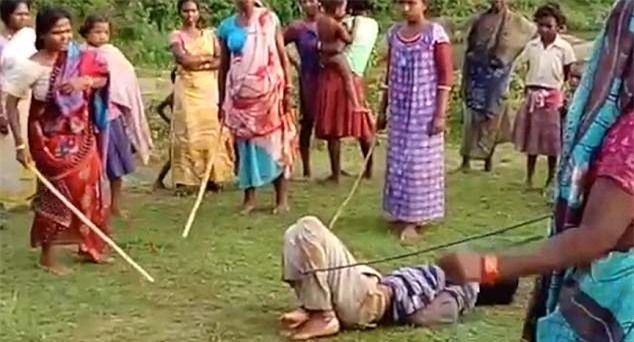 Xâm hại tình dục trẻ em, kẻ hiếp dâm bị 500 chị em trong làng trói lại rồi quật túi bụi - Ảnh 1.