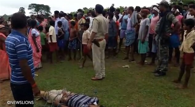 Xâm hại tình dục trẻ em, kẻ hiếp dâm bị 500 chị em trong làng trói lại rồi quật túi bụi - Ảnh 2.