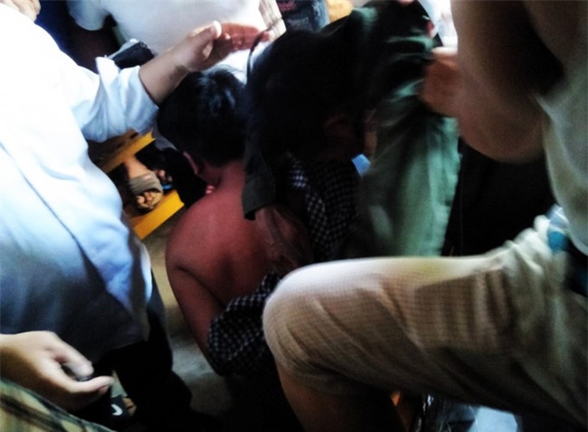 Nguoi dan khu pho co be trai 6 tuoi mat tich vay danh 2 thanh nien la hinh anh 1