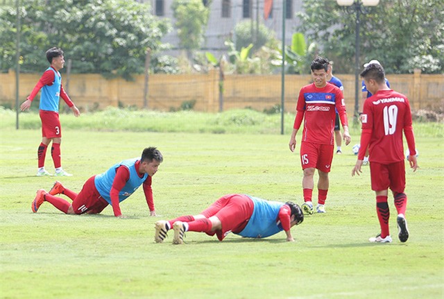 Các tuyển thủ bị phạt hít đất trong buổi tập