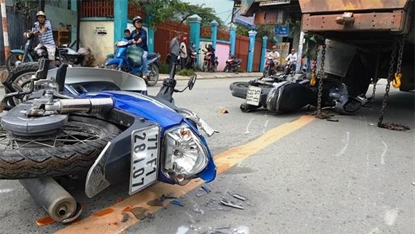 tai nạn, tông xe liên hoàn, Sài Gòn, xe tải cẩu