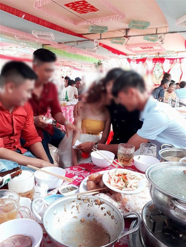 Chàng trai trong bức ảnh cô dâu ôm người yêu cũ khóc trong đám cưới: Đó là chị gái mình! - Ảnh 2.