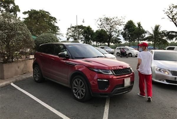Khoảng thời gian trước đó, Sơn Tùng M-TP bị bắt gặp lái xe tiền tỷ tới một quán cà phê ở quận 7, TP HCM. - Tin sao Viet - Tin tuc sao Viet - Scandal sao Viet - Tin tuc cua Sao - Tin cua Sao