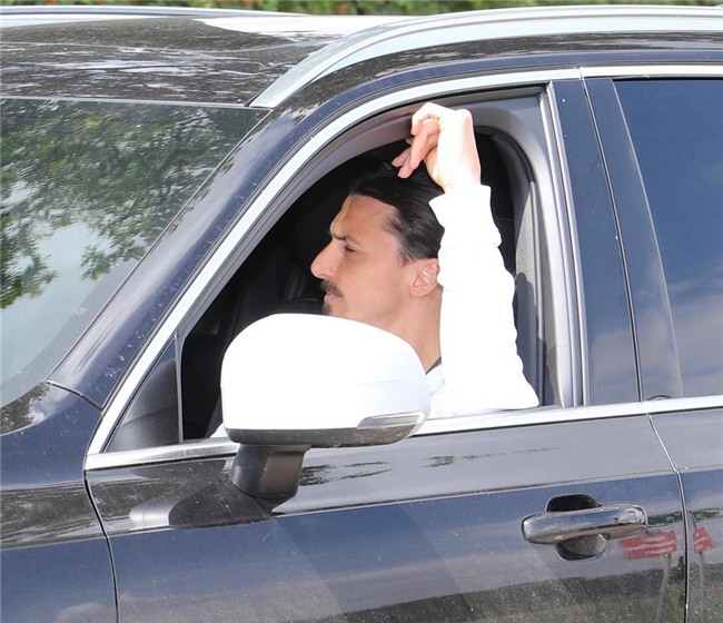 Ibra van luu lai Man Utd du da het hop dong hinh anh 1